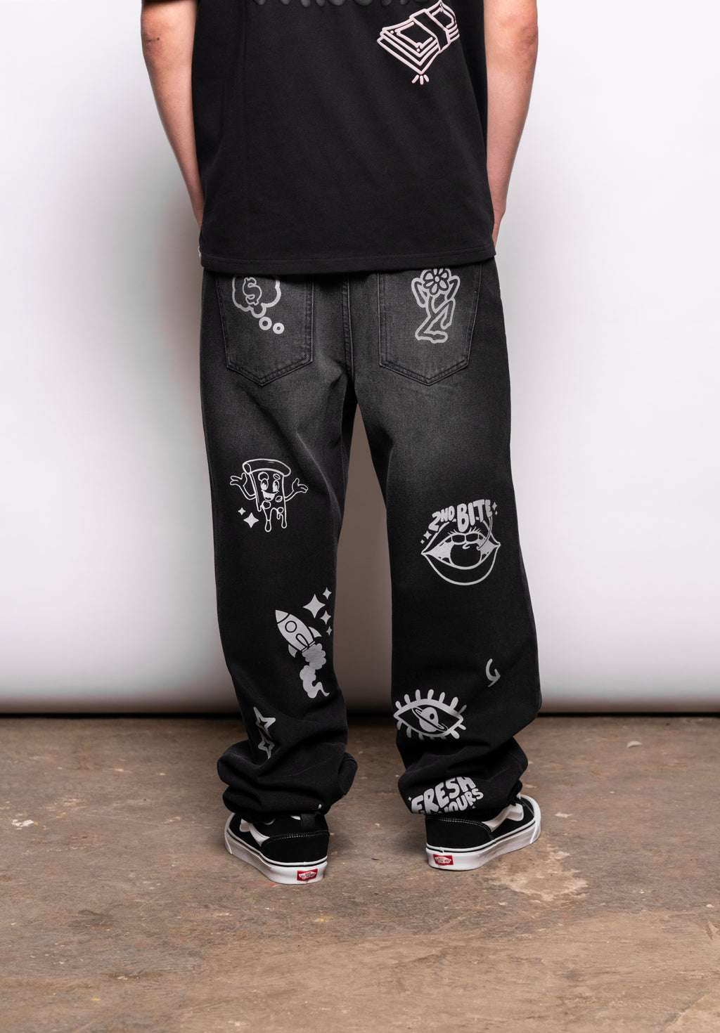 BLACK SMALL GRAFFITI JEAN
