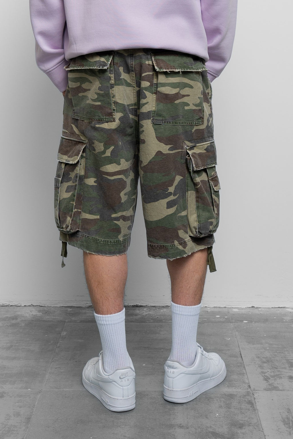 DISTRESSED CAMO SHORT