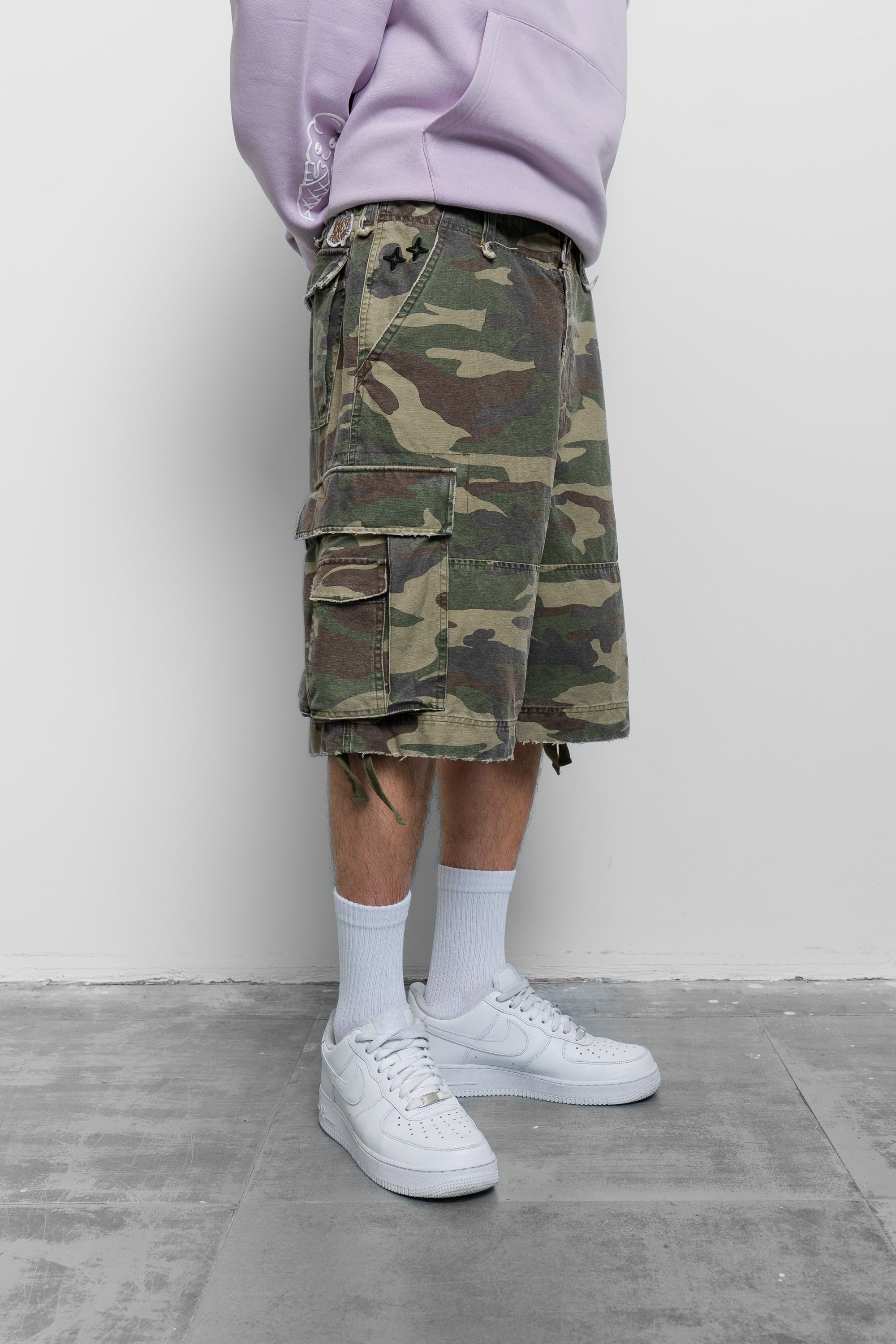 DISTRESSED CAMO SHORT