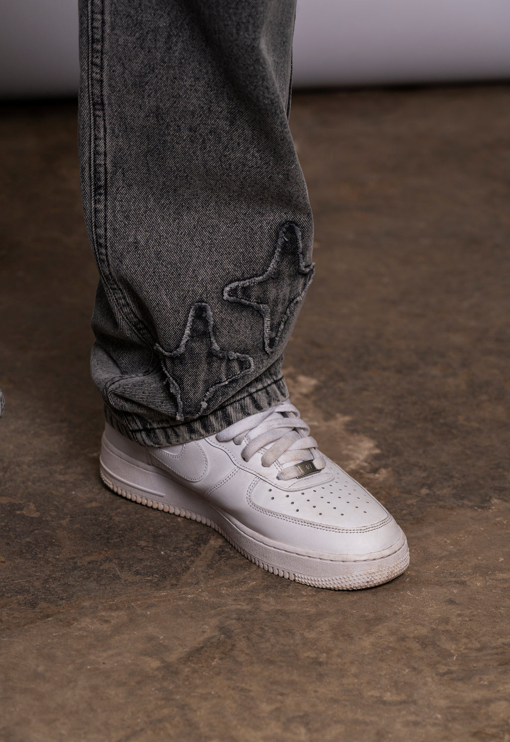 GREY STAR APPLIQUE JEAN