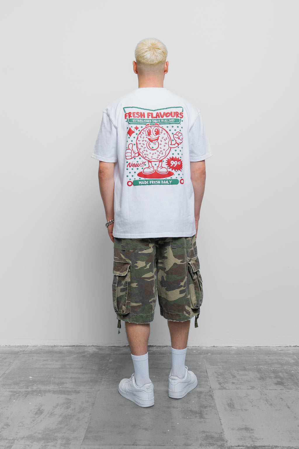 WHITE WONDOUGHFUL TEE