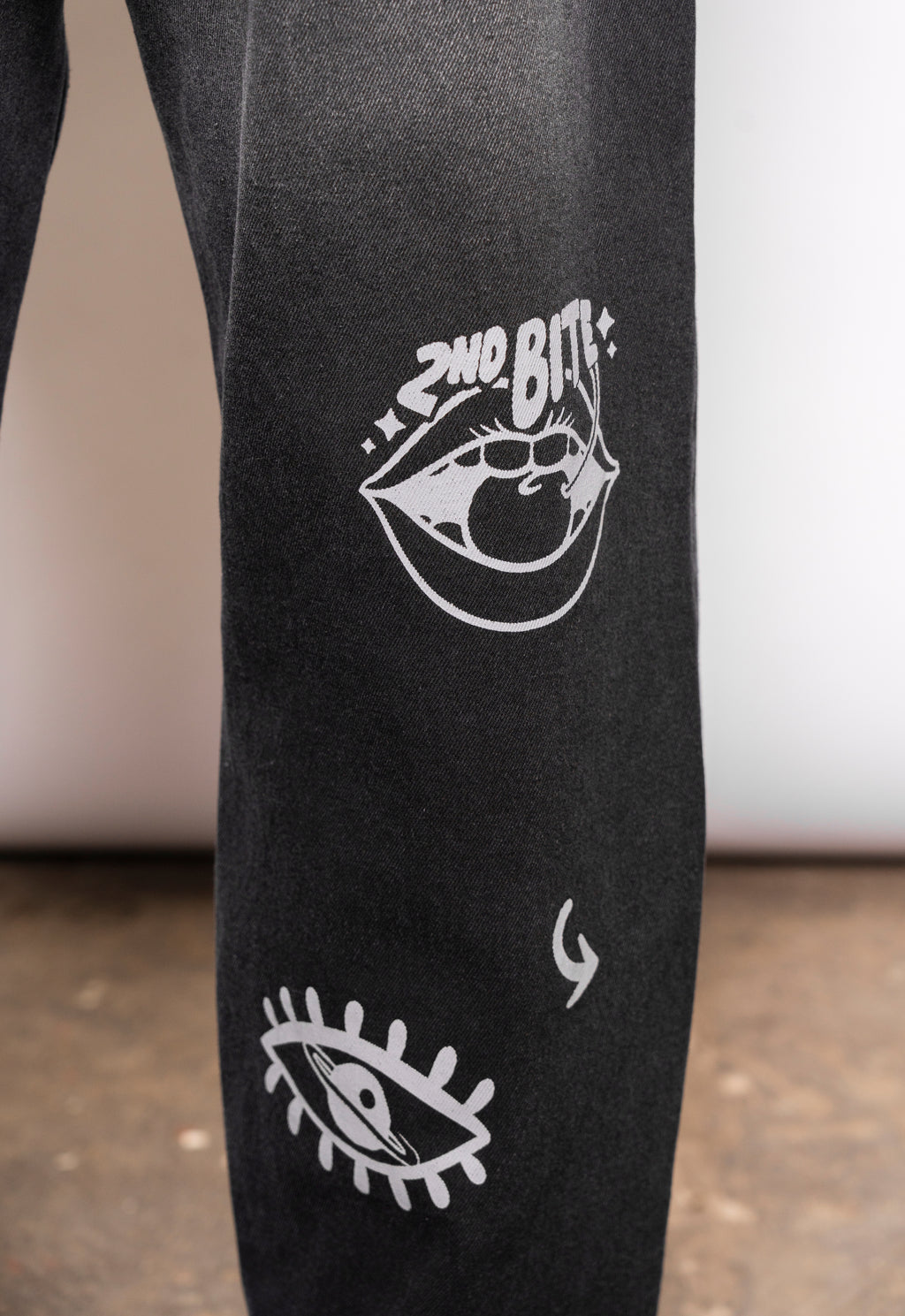 BLACK SMALL GRAFFITI JEAN