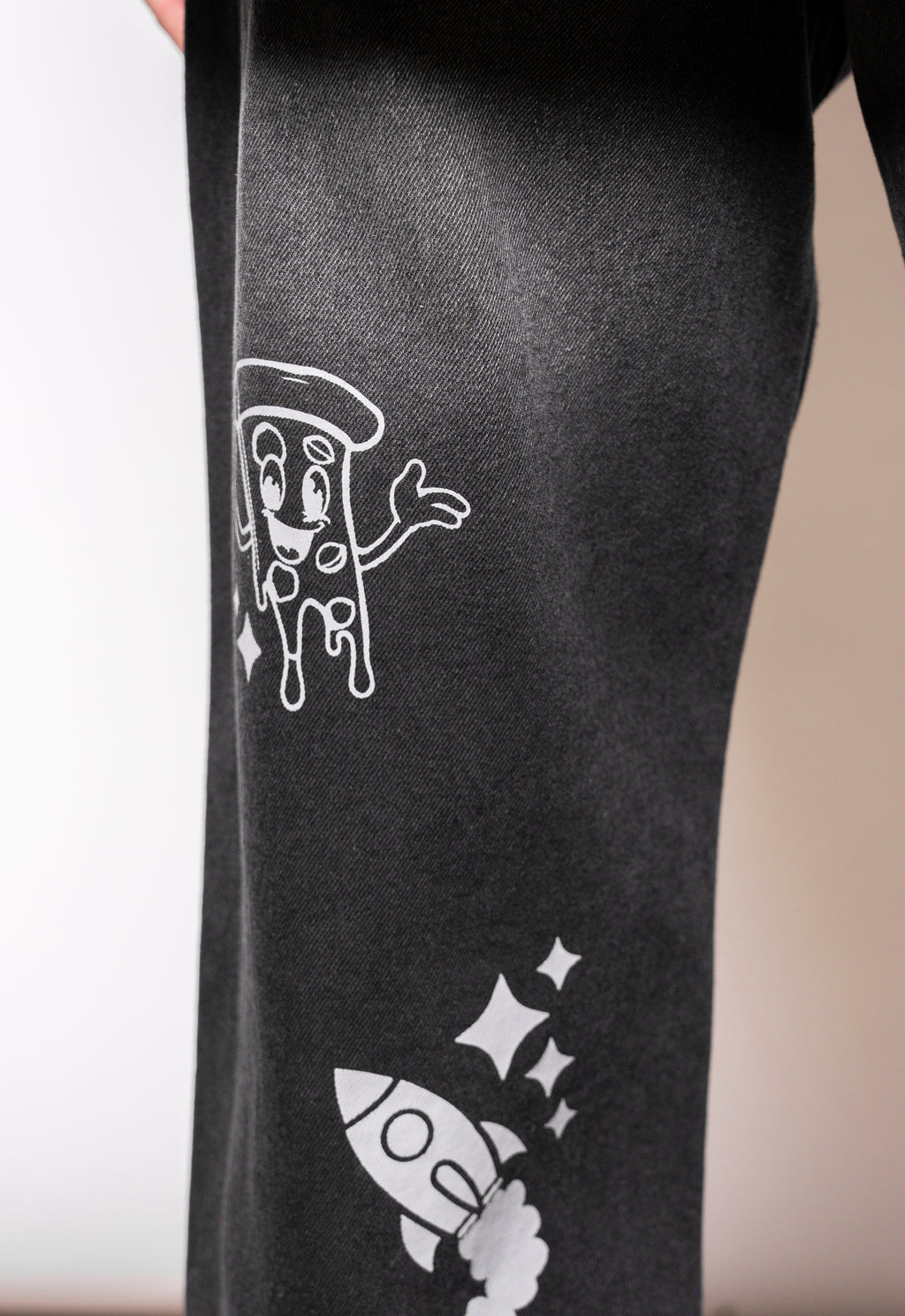 BLACK SMALL GRAFFITI JEAN